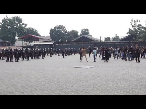 BRIMOB POLRI GELAR PERAGAAN PENGENDALIAN HURU HARA