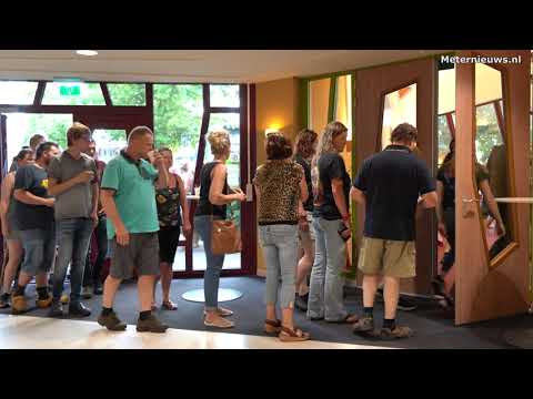 Tractoren en boeren rond gemeentehuis De Wolden in Zuidwolde