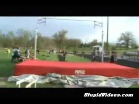 Un salto con garrocha algo fallido