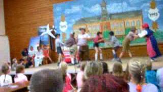 preview picture of video 'Anton aus Tirol - Nierstein Grundschule Abschlussfeier 2007 der 4. Klassen'