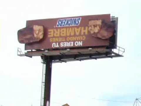 SuperXclusivo 5/23/12 - Conocido ingeniero montó un billboard de Snickers al revés