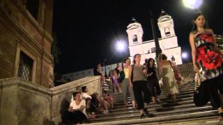 Subiendo las escaleras de la plaza de España de Roma