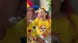 Maria Clara e a História de Brinquedos e Bolinhas Espalhados no Natal - MC Divertida