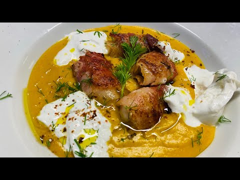 Ad Halloween, se vuoi stupire Vellutata di zucca con capesante bacon e burrata.￼