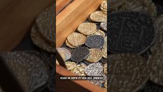 האוצר האבוד הוא השמחה- שמחה משיגים אך ורק על ידי אמונה שהכל משמים והכל לטובה (הרב אברהם מלמד) - התמונה מוצגת ישירות מתוך אתר האינטרנט יוטיוב. זכויות היוצרים בתמונה שייכות ליוצרה. קישור קרדיט למקור התוכן נמצא בתוך דף הסרטון