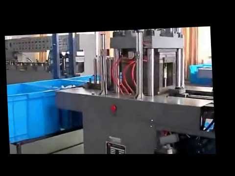 Plastic vertical injection molding machine working