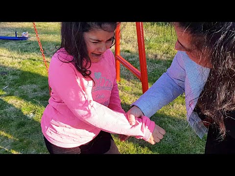 YAĞMUR Salıncaktan düştü kolunu incitti ağladı.Bebek arabasıyla eve gitti.KARDEŞLER TV
