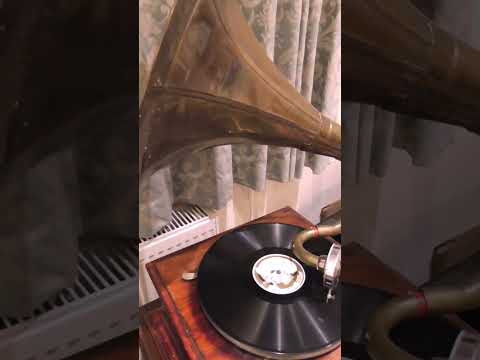 Fake gramophone, playing #78rpm #78rpmshellac #gramophone #victrola #hmv #vintagerecords