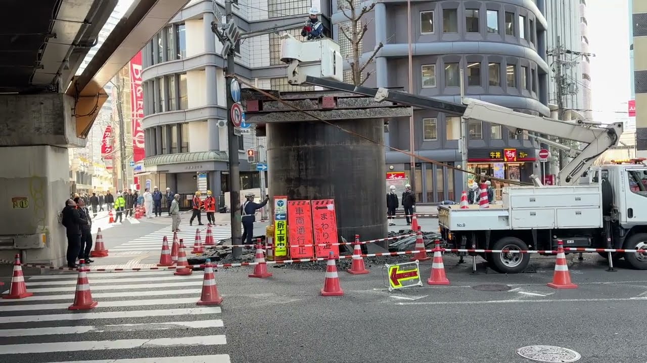 梅田、突然、土管そびえ立つ