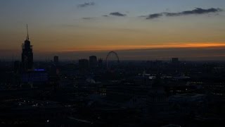 D'antiques reverbères à gaz éclairent les nuits de Londres