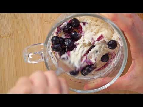 Gâteau blanc aux fruits dans une tasse | Viens manger! Trucs et recettes rusés