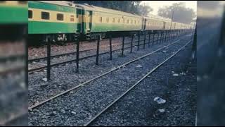 preview picture of video 'Pakistan Railways 2018 | Karachi Express Departuring Raiwind Junction |'