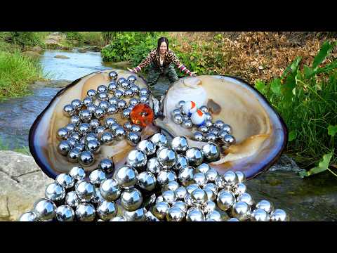 Prying open the giant clam, countless sparkling silver pearls flowed out from inside, so beautiful