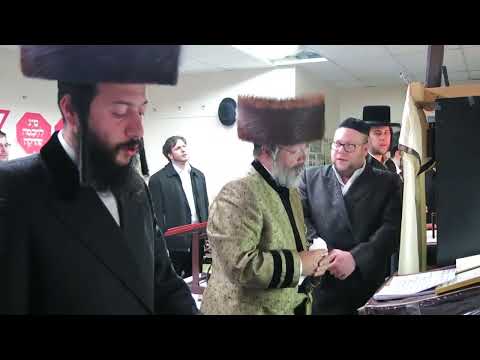 Watch how the niklesburg rebbe counting Sfira h'Omer