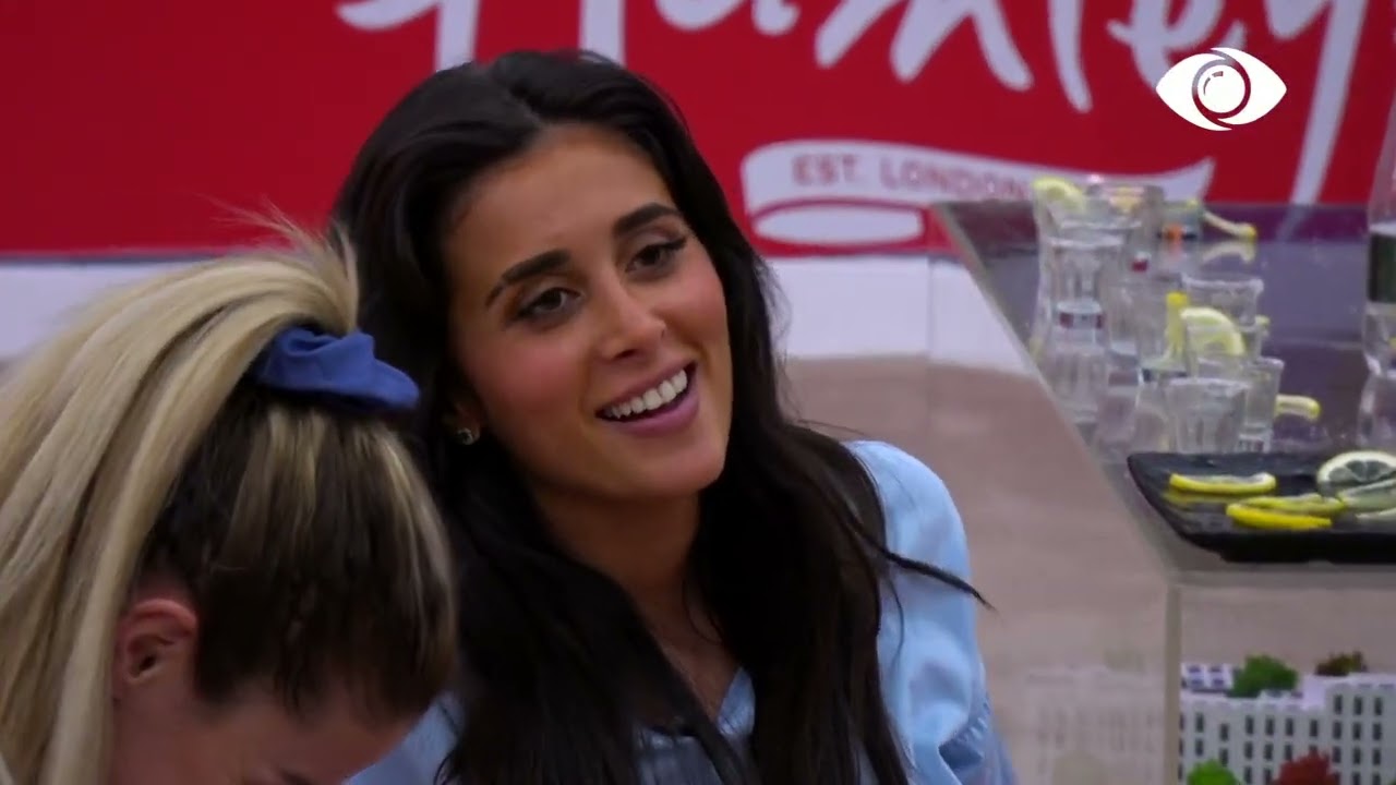 Pyjama Party/ Banorët luajnë lojën 'Përgjigju ose Pi'