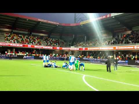 Esbjerg fB fans og spillere fejrer 2-1 sejer i Silkeborg på JYSK Park 24. November 2019