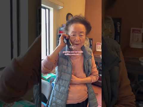 Como minha avó coreana faz bolos de arroz picantes com ramen (라뽂이)🌶 #shorts