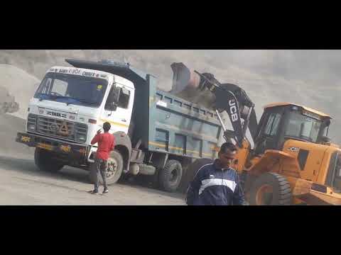 JCB433-4 loading 10 mm,20 mm stone crusher
