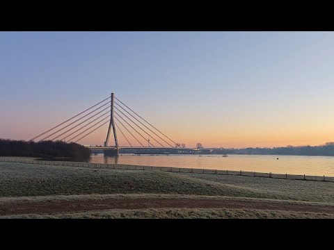 Eiskalter morgen am Niederrhein bei  Niederrheinbrücke bei  Wesel