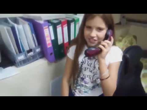 Девочка не умеет пользоваться телефоном