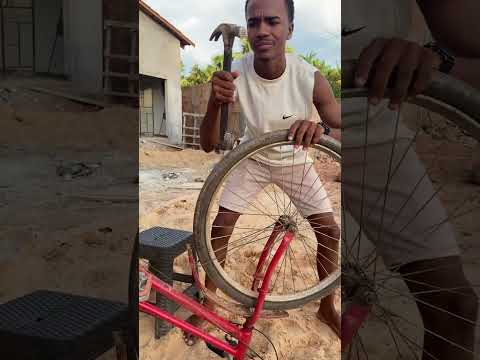 o pneu da moto kkkkk