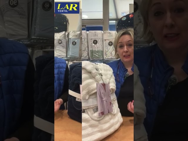 Vídeo relacionado con Top Towel - Albornoz Niño y Niña - 100% Algodón OEKO-TEX® - Rizo 450g/m² - para ducha y piscina, con Capucha, Bolsillo y Cinturón - Suave y absorbente