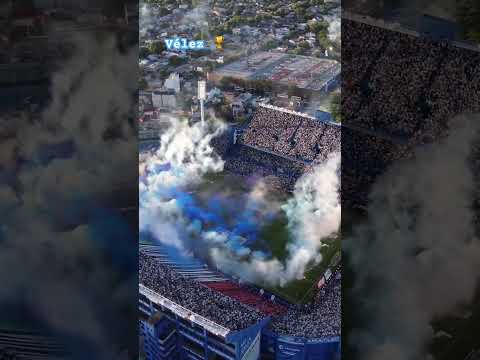 "El #recibimiento de la gente de #Velez en la última fecha de la #ligaprofesional #argentina #2024" Barra: La Pandilla de Liniers &bull; Club: Vélez Sarsfield