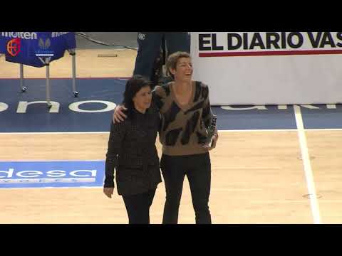 Azu Muguruza recibe su trofeo como Mejor Entrenadora de la temporada