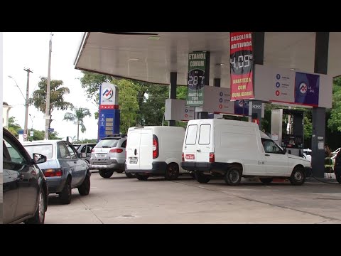 Motoristas se antecipam à greve dos caminhoneiros e fazem fila em posto de combustível