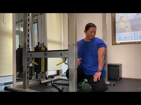 頭の後ろでロープを使ってケーブルマシンで上腕三頭筋 – やり方とよくある間違い