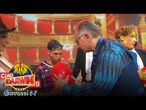 Ciao Darwin - Paolo Bonolis strolls through time with the contestants