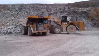 preview picture of video 'carrière du boulonnais caterpillar 993 et caterpillar 777f'