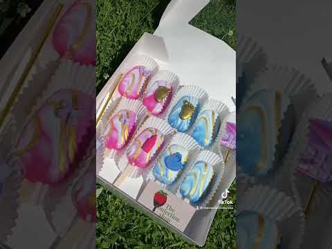 DIY Gender Reveal Box👶🏻 #chocolatecoveredstrawberries #cakesickles #breakableheart