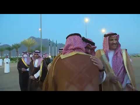 ولي العهد يصل إلى المدينة المنورة والأمير فيصل بن سلمان في استقباله