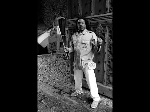 Earl 16 backed by Manasseh: Reggae Music + version + dub