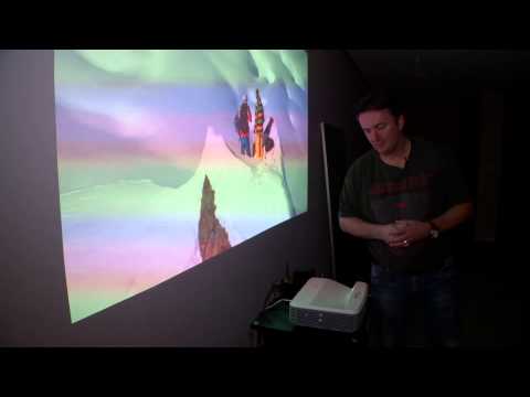 Unsichtbare Lautsprecher und aus nur 50 cm Abstand eine über 2 m breite Projektion