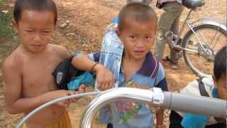 preview picture of video 'Children Fetching Water in Vang Vieng, Laos'