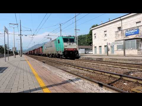 E483 RTC transita con un merci