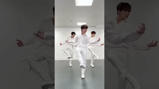 Download lagu Dino dancing 'wait' with Seungkwan & Vernon #seventeen #dino #wait #verkwan  #challenge #instagram mp3