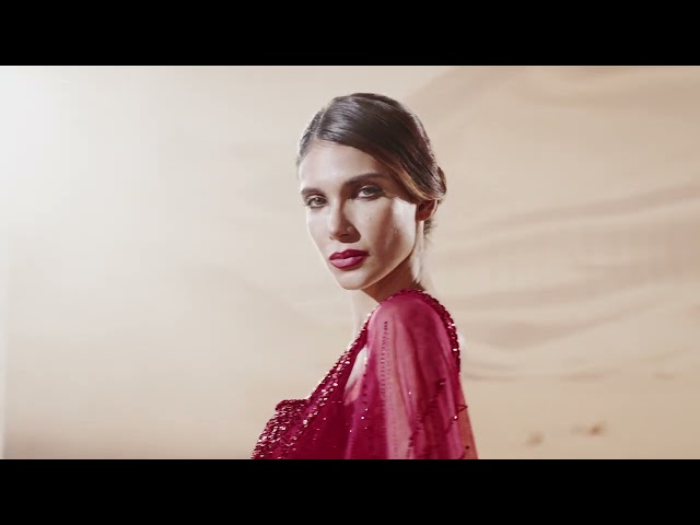 فستان تول يتميز بتطريزات براقة