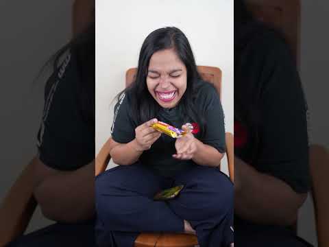 Sister VS Me | Eating Chocolate 🍫 Behno ki NokJhok😜 #minkutinku #shorts #comedy #funny #chocolate