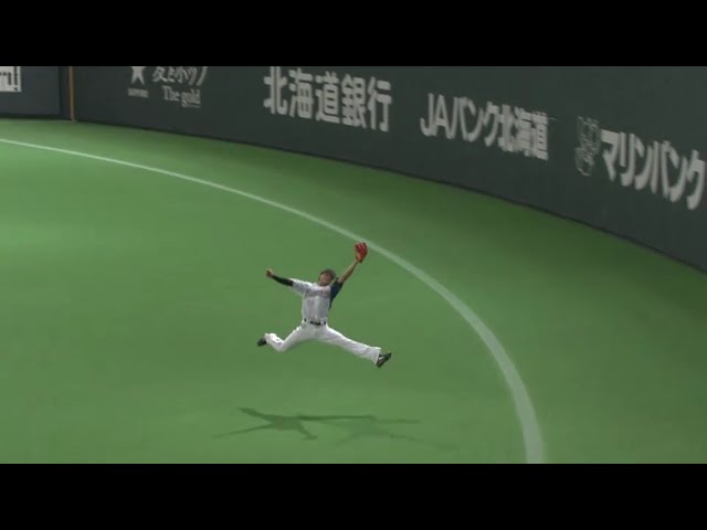 【7回表】「エア・ハルキ」誕生!? ファイターズ・西川の華麗なジャンピングキャッチ!! 2016/4/20 F-L