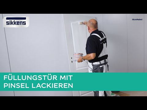 Füllungstür mit Pinsel lackieren