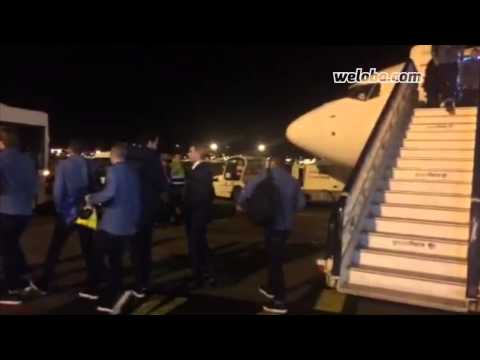 Arribada del Barça a Barcelona. El lesionat Busquets baixa de l'avió / www.weloba.cat