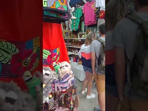 turistas  visitan la artesanía de indígenas originarios de comarca guna yala