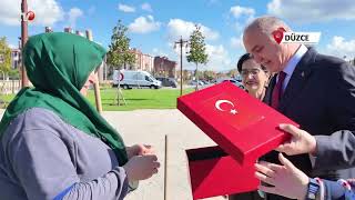 Özlü, Rukiye Tuna’ya Türk Bayrağı ve Bir Maaş İkramiye Hediye Etti