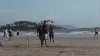 preview picture of video 'Inde 2011 : Palolem - Cricket sur la plage'