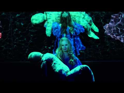Tony Kushner [Τόνυ Κούσνερ], Άγγελοι στην Αμερική [Anioły w Ameryce], παραγωγή του θεάτρου TR Warszawa, σε σκηνοθεσία Krzysztof Warlikowski [Κσίστοφ Βαρλικόφσκι]. Η εμβληματική παράσταση του Πολωνού σκηνοθέτη ανανέωσε τη σύγχρονη πρόσληψη του έργου του Kushner, αναδεικνύοντας τη μεταφυσική εμφάνιση του αγγέλου ως φορέα αποκαλυπτικού λόγου για την επιδημία του AIDS, την έμφυλη ταυτότητα και την κρίση της σύγχρονης κοινωνίας, στο πλαίσιο της νεωτερικής σκηνικής γλώσσας του πολωνικού θεάτρου των αρχών του 21ου αιώνα.