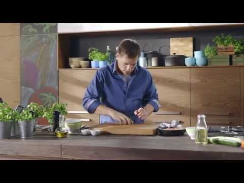 Széll Tamás - Szalonnás-paradicsomos penne bazsalikommal és mozzarellával sütve