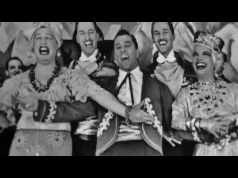 Η Carmen Miranda [Κάρμεν Μιράντα] εμφανίζεται στο τηλεοπτικό σόου ποικιλιών Texaco Star Theatre του NBC, με παρουσιαστή τον Milton Berle [Μίλτον Μπερλ] και συμμετοχή του Tony Martin [Τόνυ Μάρτιν], σε εκπομπή που μεταδόθηκε στις 18 Ιανουαρίου 1949. Η δημοφιλής τραγουδίστρια και ηθοποιός ερμηνεύει τα τραγούδια «Chica Chica Boom Chic», «Cuánto le gusta» και «Aquarela do Brasil», συνδυάζοντας τραγούδι, χορό και θεατρική περσόνα σε ένα πρώιμο πρότυπο τηλεοπτικού σόου. (imdb.com)